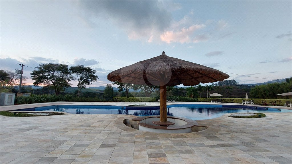 Casa à venda ou para alugar com 4 suítes no condomínio Figueira Garden, Atibaia - SP