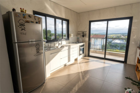 Casa à venda com 4 quartos, sendo 1 suíte, no condomínio Residencial Pinheiros do Lago, Alambari - SP