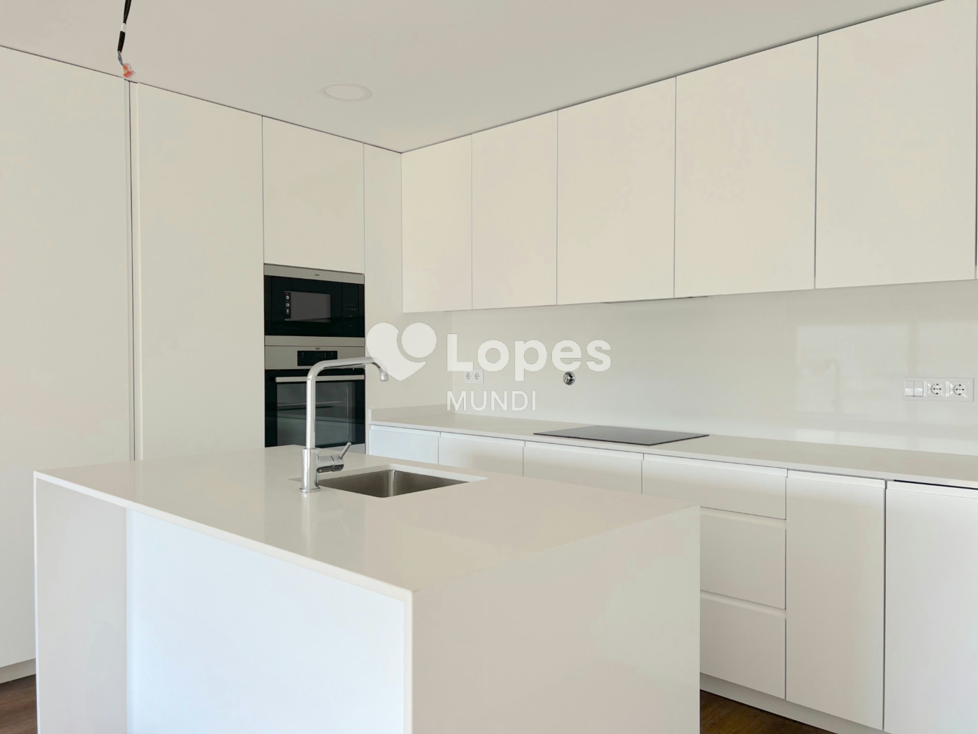 Apartamento T2 à venda em Águas Santas, Maia, Portugal – Varanda e garagem
