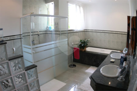 Casa à venda ou para alugar com 3 suítes em Vila Petrópolis, Atibaia, SP