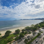 Apartamento Alto Padrão Frente Mar com 4 Dormitórios, 3 Suítes e 3 Vagas na Orla de Santos