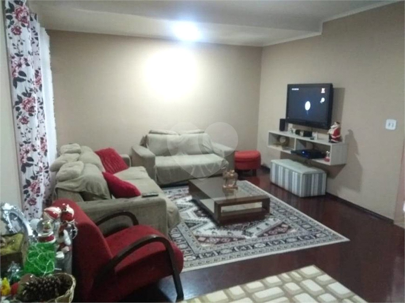 Casa com 202m² , 4 dormitórios , sendo 1 suíte , 3 vagas de garagem.