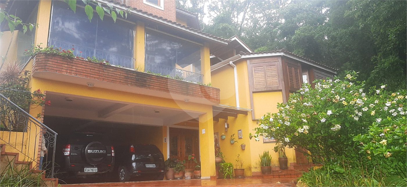 Casa à venda com 5 quartos, sendo 4 suítes, no condomínio Alpes da Cantareira, Mairiporã - SP