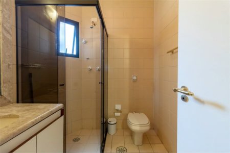 Casa à venda com 4 quartos, sendo 2 suítes, no condomínio Vila das Flores, São Paulo - SP