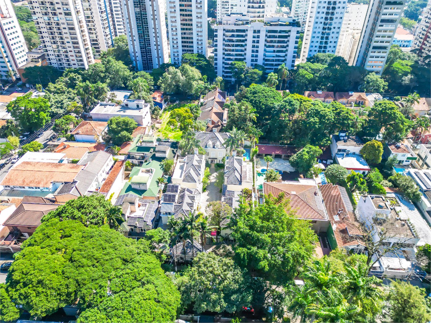 Casa à venda com 5 quartos, sendo 4 suítes, no condomínio Bounganville, São Paulo - SP