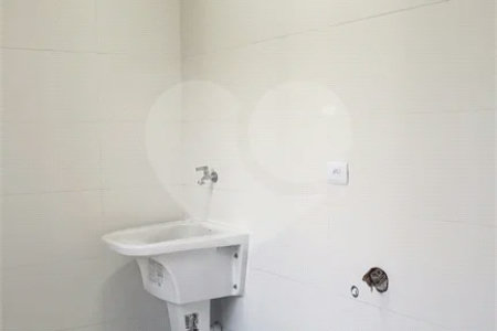 Sobrado novo com 3 suítes, 4 vagas, espaço gourmet com churrasqueira, jardim de inverno e acabamento premium. Conforto, modernidade e sofisticação.