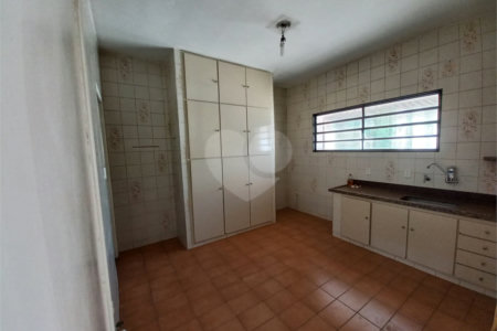 Casa Térrea com 3 dormitórios, sendo 1 suíte.