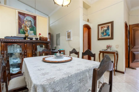Casa a venda no Planalto Paulista, 2 suítes, 4 vagas, 230 m², quintal e localização privilegiada