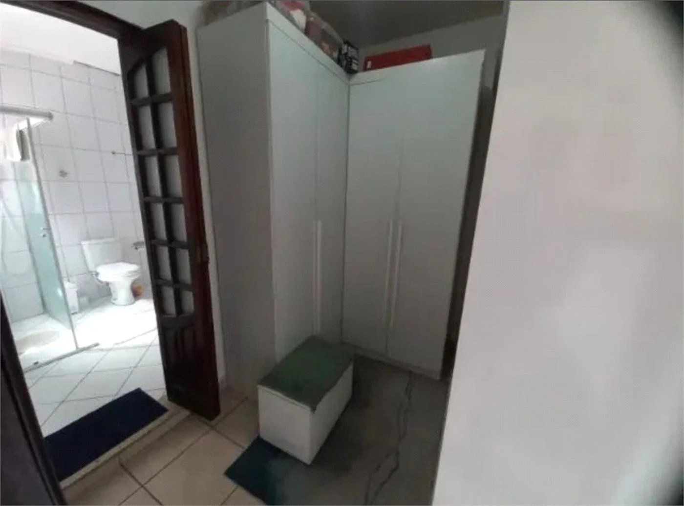 Sobrado à venda com 4 quartos, sendo 1 suíte, em Santo Antônio, Osasco, SP