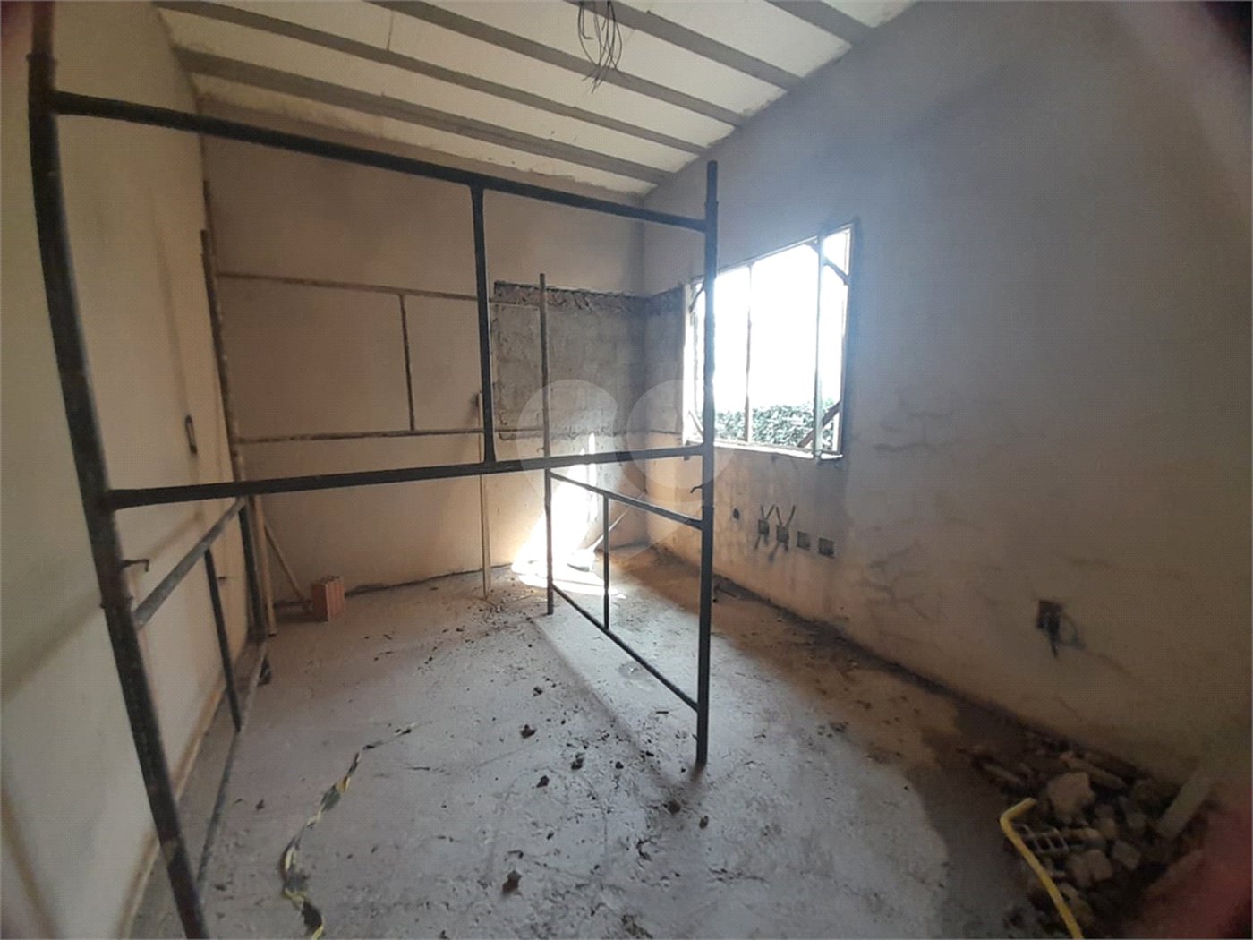 Casa em Construção com Área Gourmet e Piscina no Condomínio Damha II