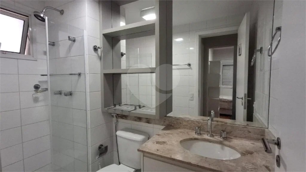 Apartamento com dois dormitórios sendo um climatizado, com duas vagas de garagem.