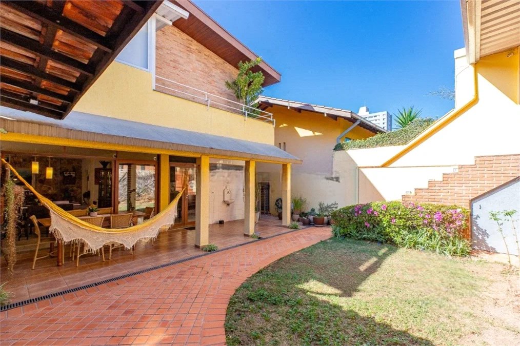 Sobrado à venda com 4 quartos, sendo 2 suítes, em Vila Madalena, São Paulo, SP