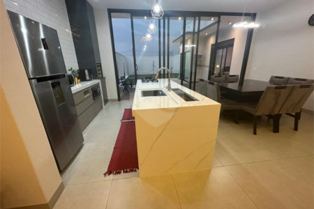 Casa à venda com 4 quartos, sendo 2 suítes, no condomínio Residencial Golden Ville, Itapetininga - SP