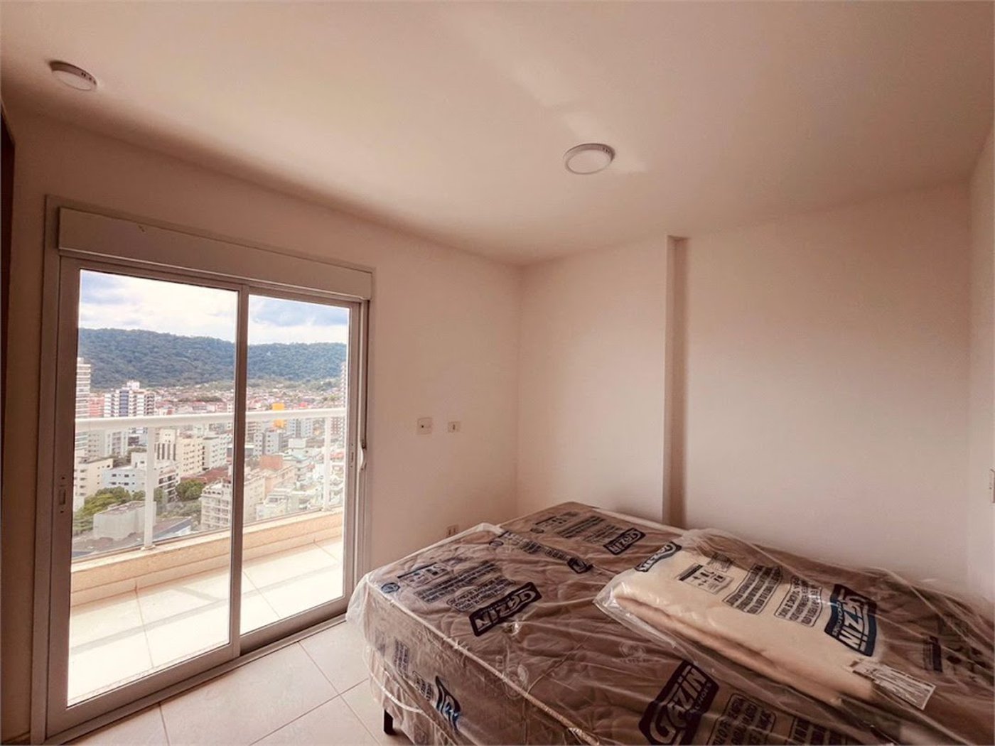 Apartamento com Varanda Gourmet em Condomínio Clube na Enseada – 2 Dormitórios