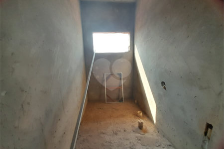 Casa em Construção com Área Gourmet e Piscina no Condomínio Damha II