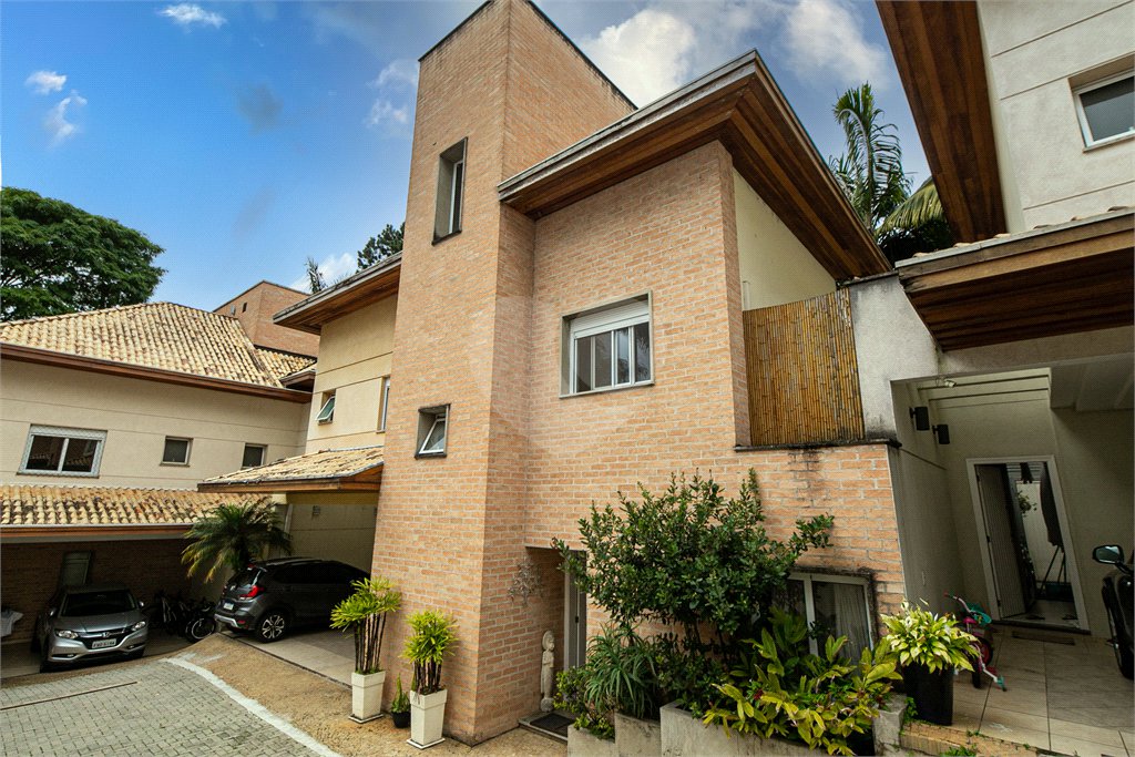 Casa à venda com 5 quartos, sendo 4 suítes, no condomínio Villa de Monterey, São Paulo - SP