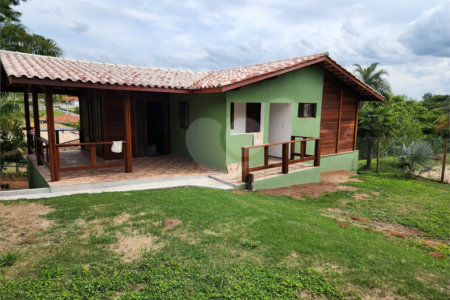 Casa à venda com 2 quartos, sendo 1 suíte, no condomínio Chácara Pedra Grande, Atibaia - SP