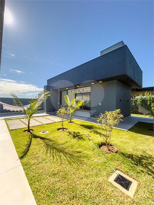 Indaiatuba - Quintas da Terracota - 1252 m² de terreno - casa térrea com 514 m² de área construída -3 vagas de garagem cobertas e 3 descobertas Lavabo - Sala de estar e jantar amplas e integradas - Escritório privativo - Cozinha toda equipada com geladeira, forno, micro-ondas, lava-louças,
