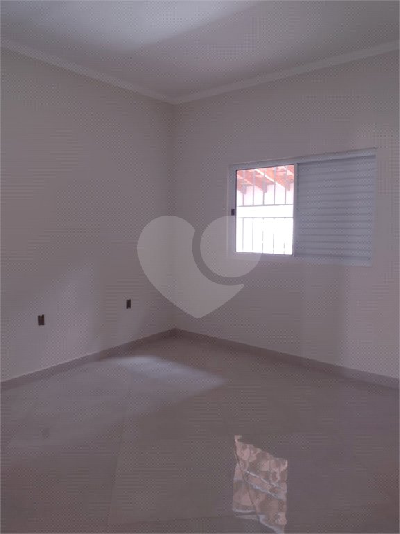 Casa Térrea com 3 dormitórios, sendo 1 suíte.