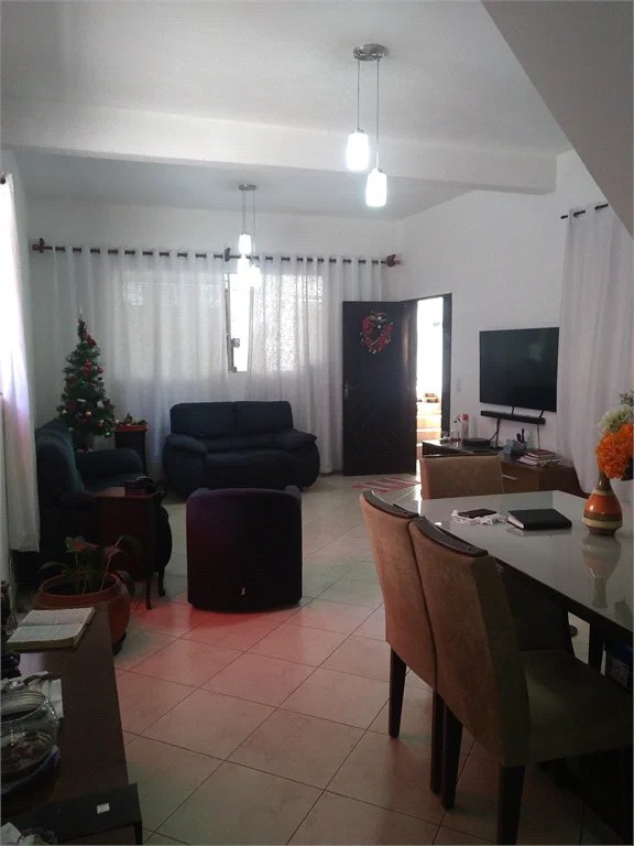 Casa à venda com 4 quartos, sendo 1 suíte, em Vila Pirajussara, São Paulo, SP