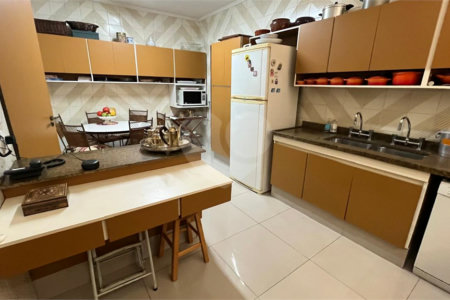 Casa à venda com 4 quartos, sendo 2 suítes, em Lar São Paulo, São Paulo, SP