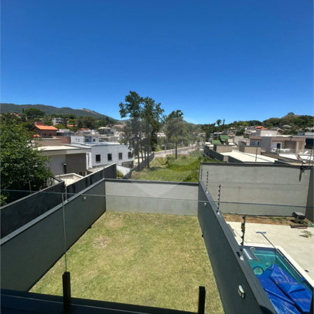 Sobrado à venda com 4 quartos, sendo 3 suítes, em Jardim do Lago, Atibaia, SP
