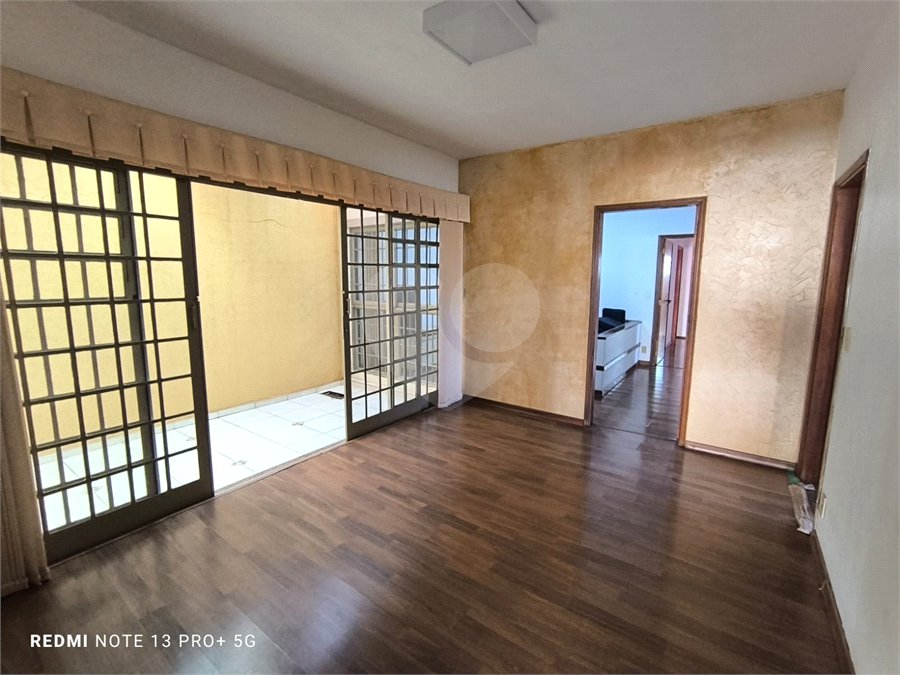 Casa á venda na Avenida Pau Brasil.
