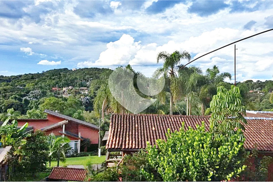 Casa à venda com 6 quartos, sendo 2 suítes, no condomínio Associação Reserva das Hortênsias, Mairiporã - SP