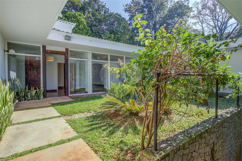 Casa para alugar com 5 quartos, sendo 3 suítes, no condomínio Chácara Flora, São Paulo - SP