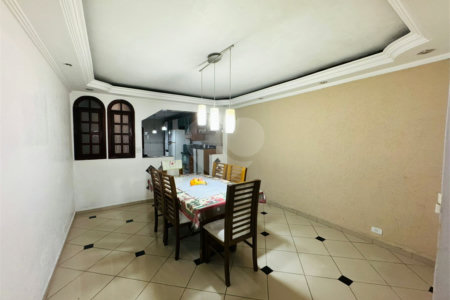 Casa à venda com 4 quartos, sendo 2 suítes, em Parque Santo Antônio, Guarulhos, SP