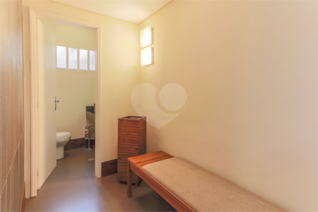Sobrado à venda com 5 quartos, sendo 4 suítes, em Brooklin Velho, São Paulo, SP