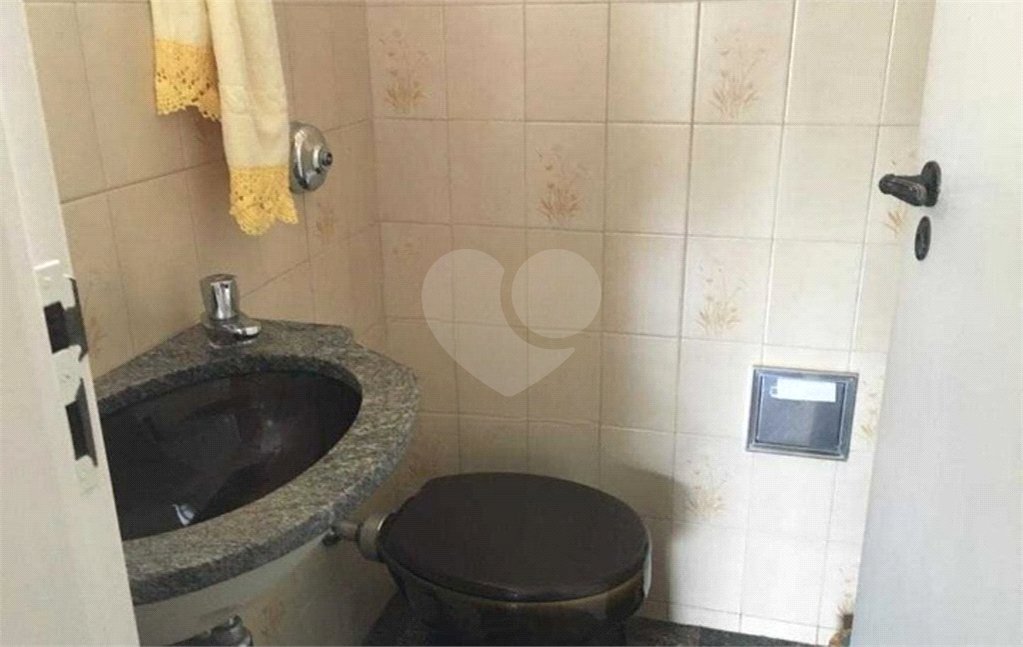 Casa térrea com 3 dormitórios, sendo 2 suítes.