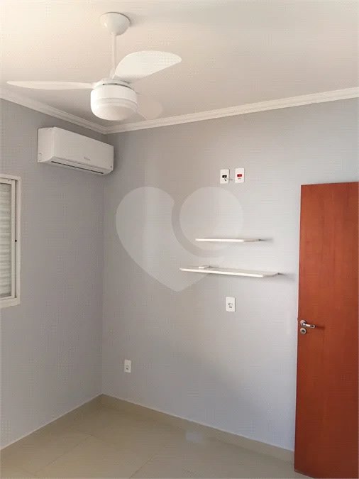 Casa à venda com 3 quartos, sendo 1 suíte,  no condomínio Residencial Eldorado, São Carlos - SP
