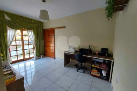 Casa à venda com 4 quartos, sendo 3 suítes,  no Centro, Bom Jesus dos Perdões, SP
