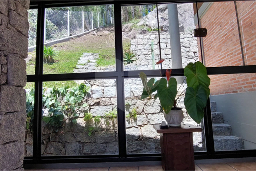 Casa à venda com 3 quartos, sendo 2 suítes, no condomínio Alpes de Caieiras, Caieiras - SP
