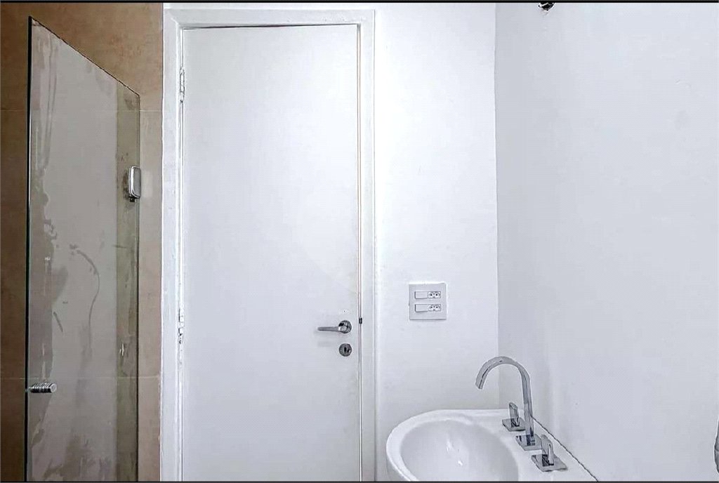 Apartamento à Venda na Aclimação 80m² 2 Dormitórios 1 vaga Sacada Andar Alto Estuda permuta.