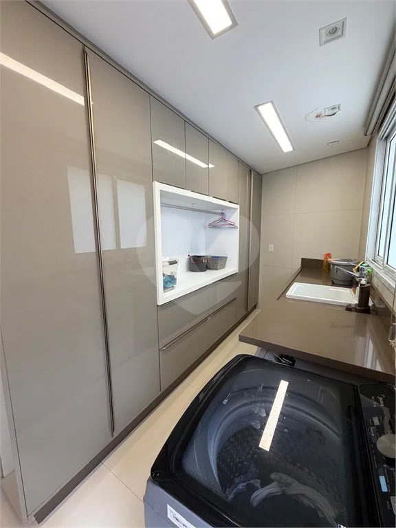 Casa de alto padrão em condomínio exclusivo com 4 suítes