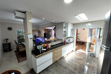 Casa residencial com ponto comercial a venda no Centro