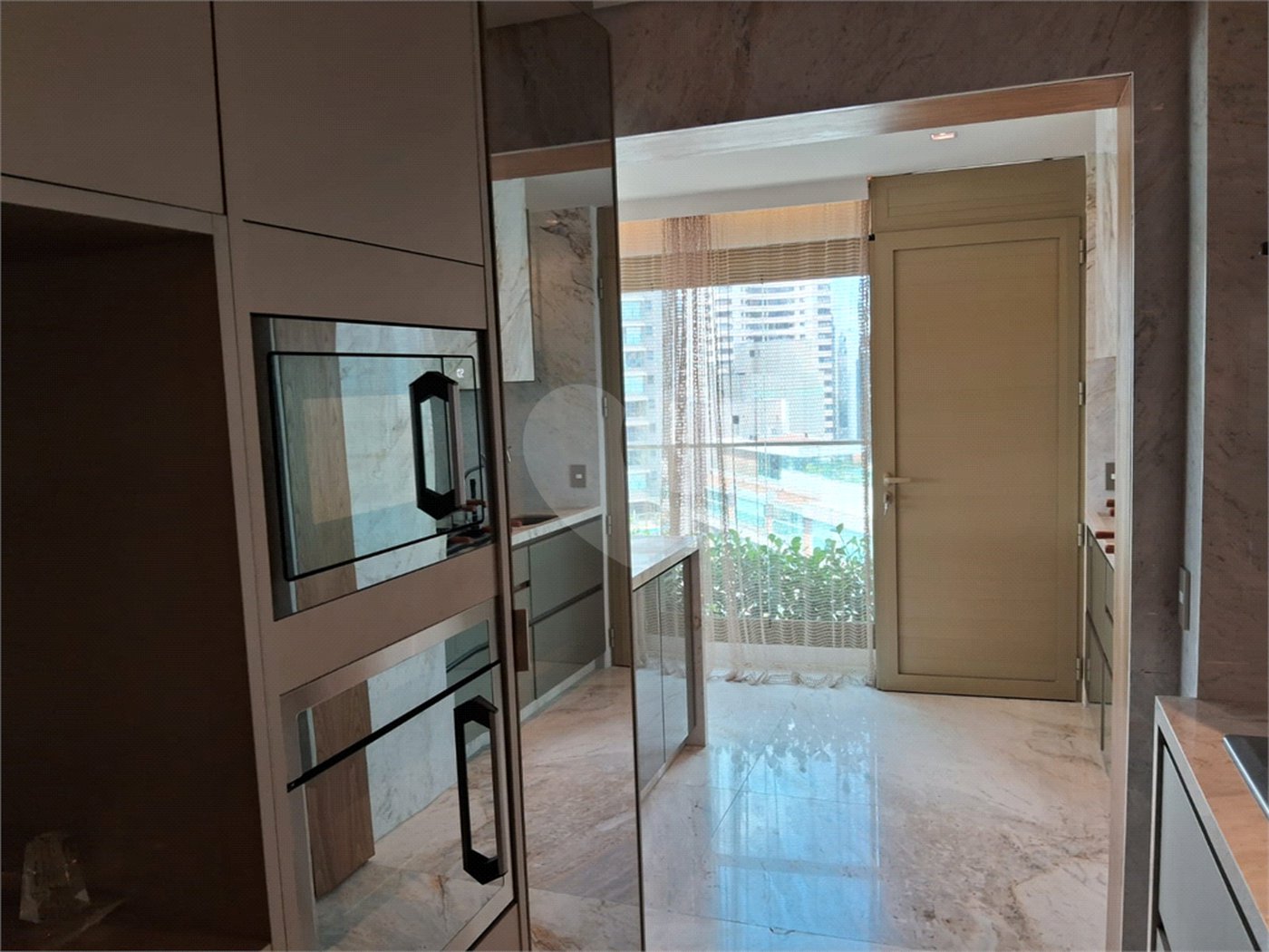 Apartamento à venda com 3 suítes em Moema, São Paulo, SP