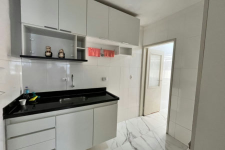 Apartamento 2 dormitórios com vaga de garagem lado praia na Enseada Guarujá
