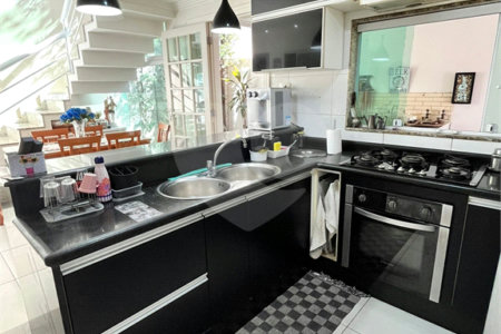 Casa à venda com 3 quartos, sendo 2 suítes, no condomínio Laura Serra, Rio de Janeiro - RJ