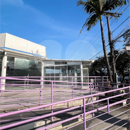 Lindo Salão Comercial para locação com 924m2 no Centro de Atibaia