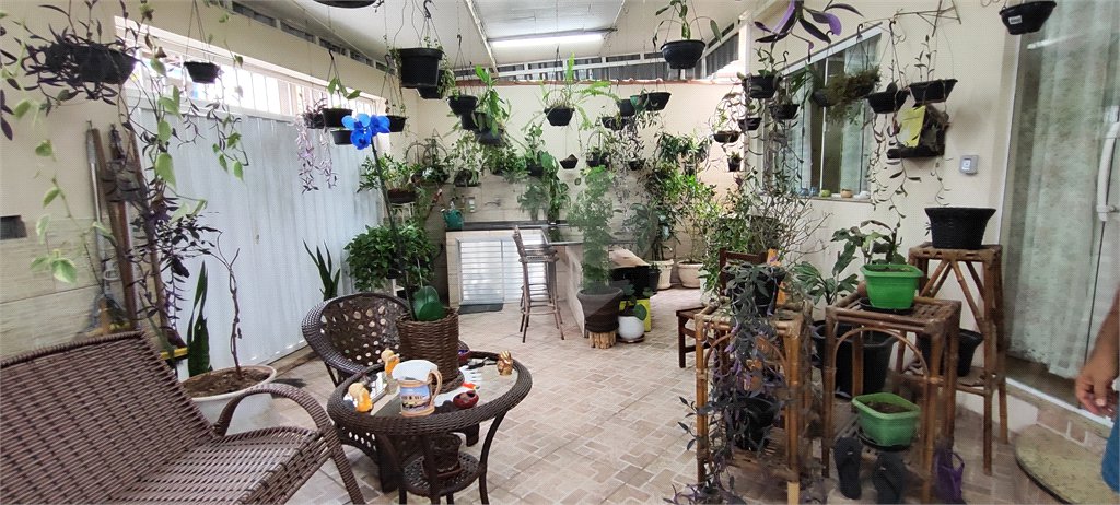 Casa à venda com 5 quartos, sendo 3 suítes, no condomínio Village Texeira Campos, Rio de Janeiro - RJ