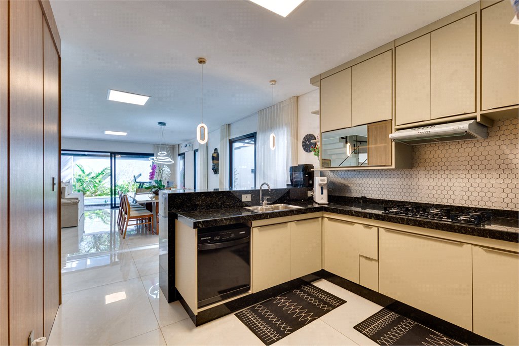 Casa à venda com 4 suítes no condomínio Villa Suiça, São Paulo - SP