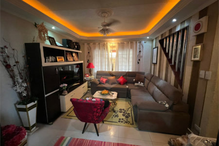 Casa á venda com 3 quartos e 2 vagas de garagem no Jardim Dourado