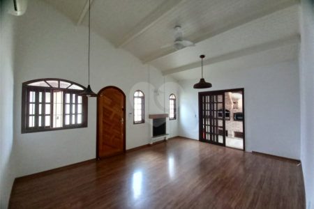 Casa à venda com 4 quartos, sendo 1 suíte,  em Vila Oliveira, Mogi das Cruzes, SP