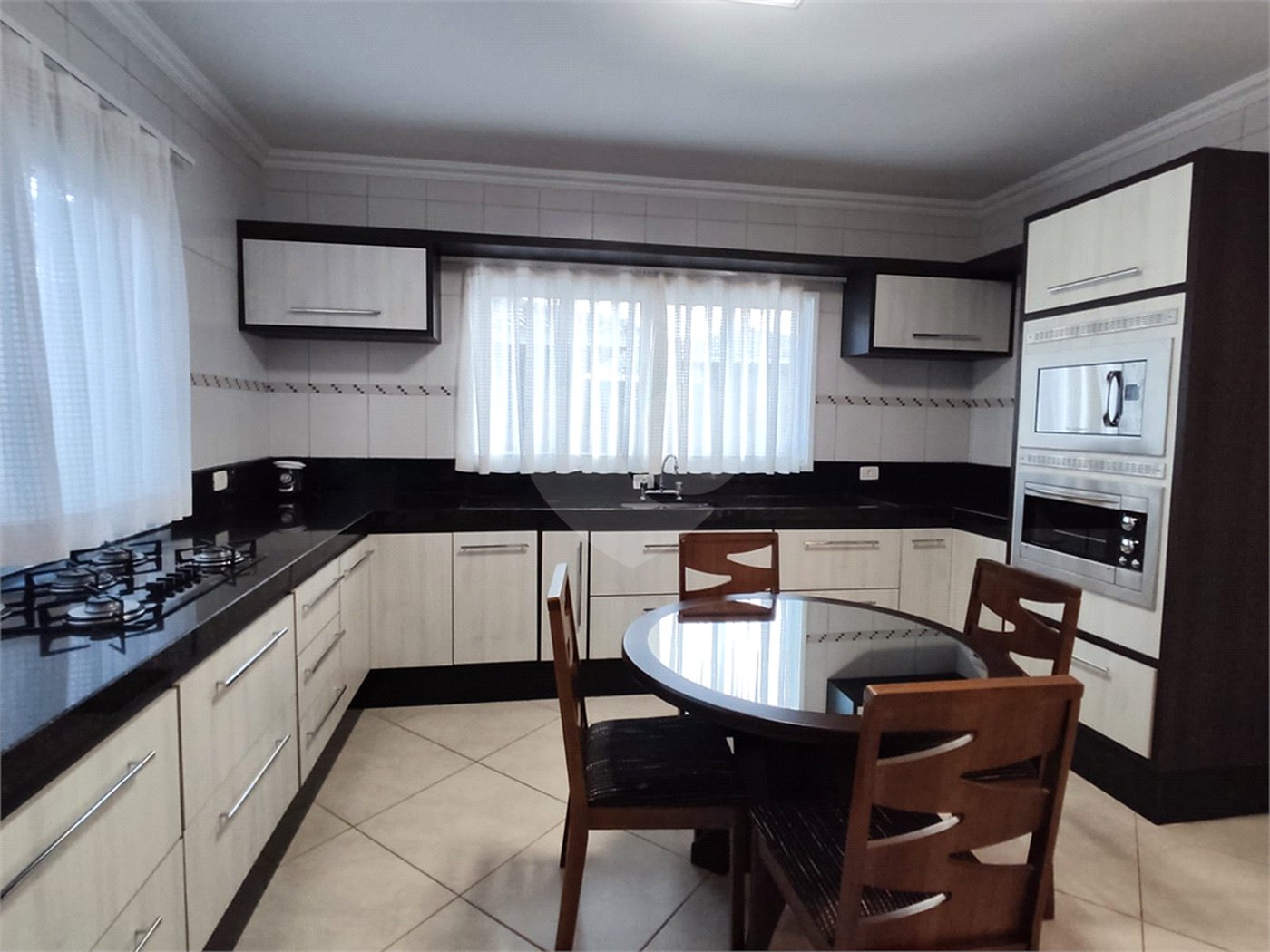 Casa à venda com 3 suítes no condomínio Shamballa II, Atibaia - SP