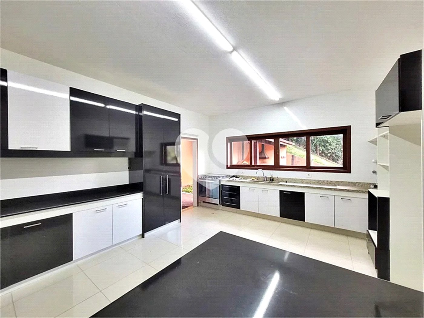 Casa à venda ou para alugar com 7 quartos, sendo 5 suítes, no condomínio Sausalito, Mairiporã - SP