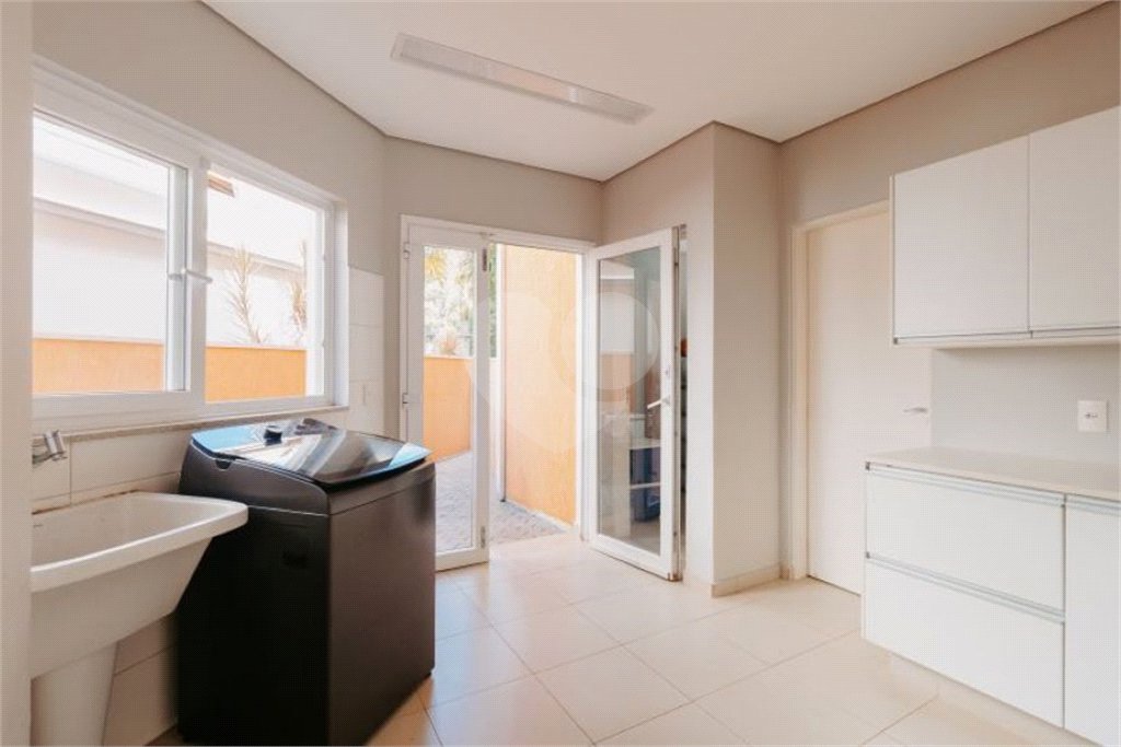 Casa à venda com 5 quartos, sendo 4 suítes, no condomínio Figueira Garden, Atibaia - SP