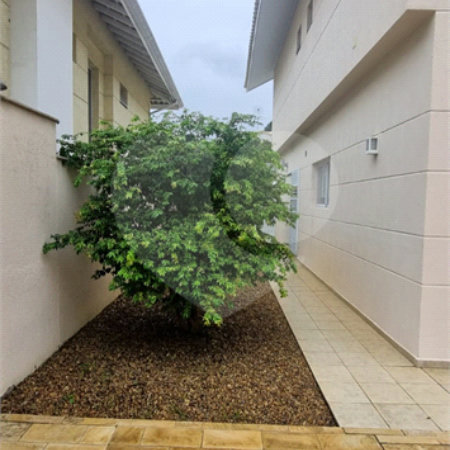 Casa à venda com 4 quartos, sendo 2 suítes, no condomínio Casas de Windsor, São Paulo - SP